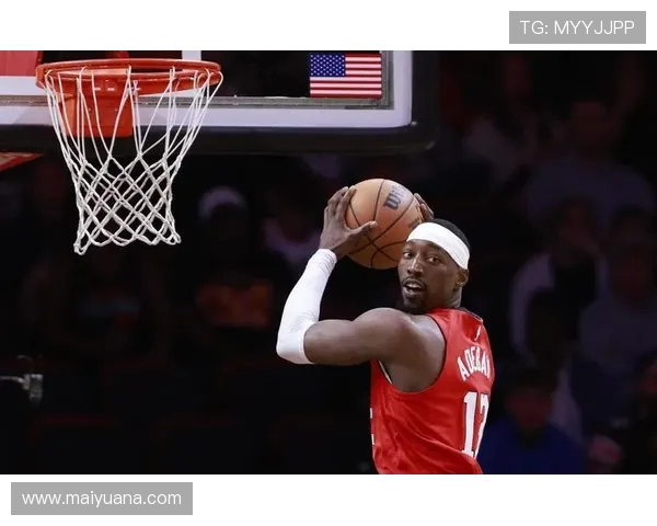 阿德巴约半场表现出色10投7中贡献16分5篮板助力球队高效终结比赛